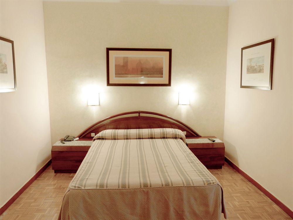 Gran Hotel Ingles - The Leading Hotels Of The World Madrid Exterior photo A single room