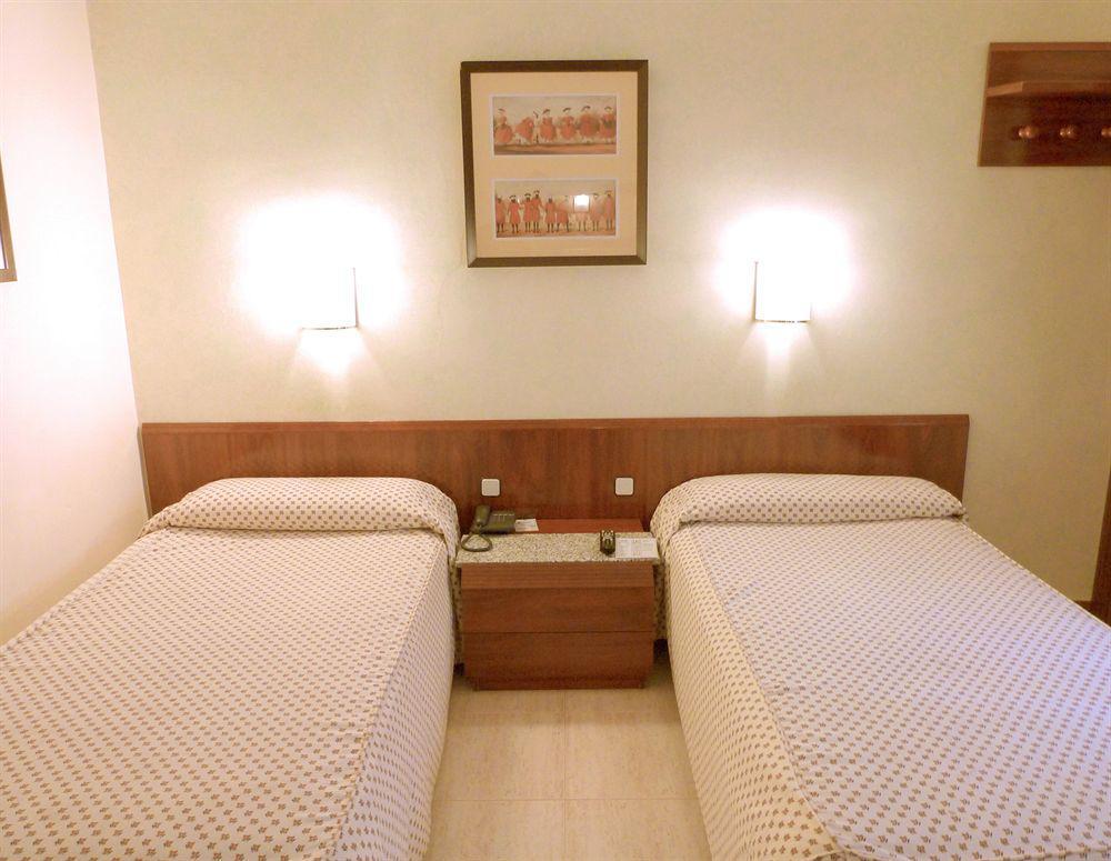 Gran Hotel Ingles - The Leading Hotels Of The World Madrid Exterior photo A room at the hotel