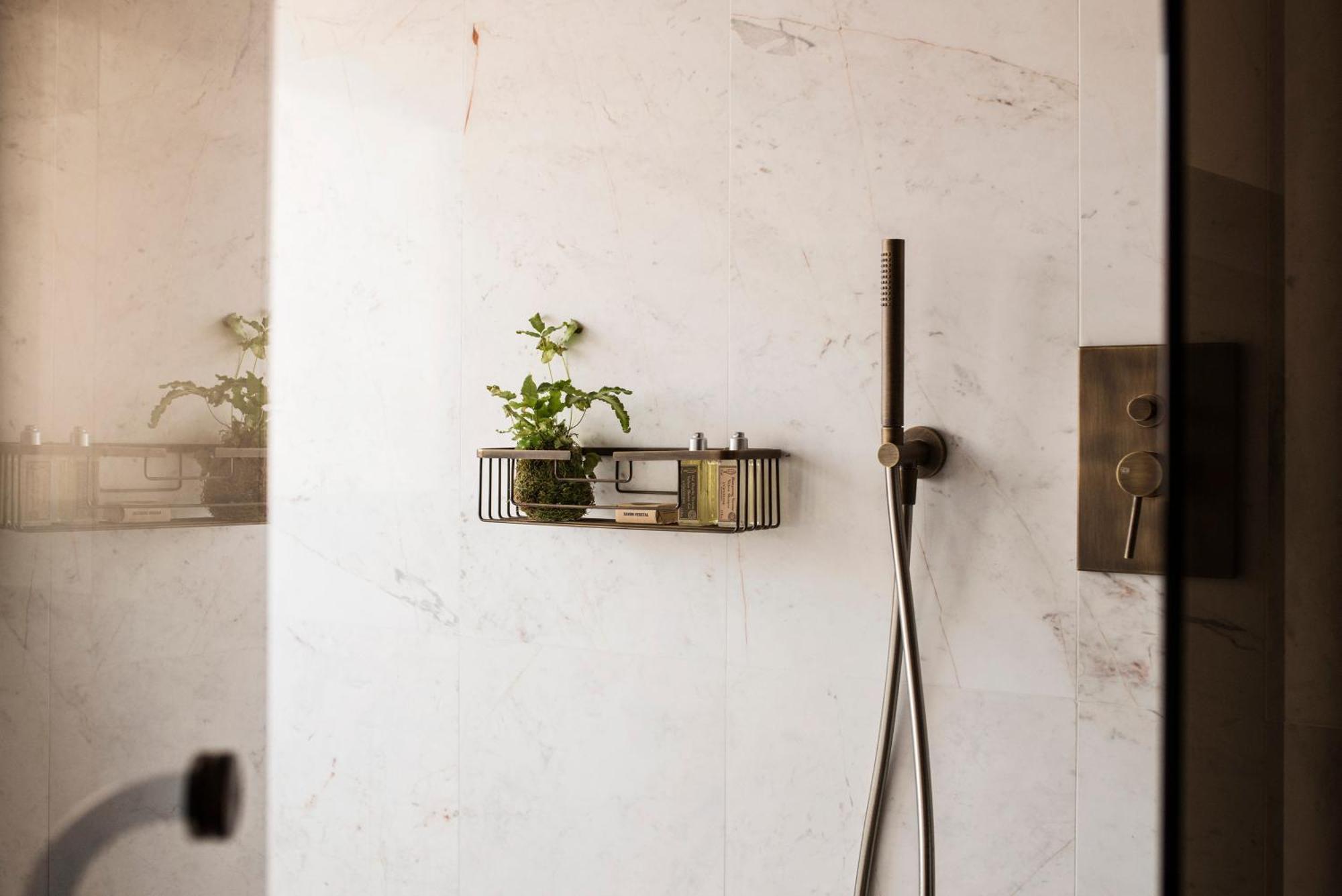 Gran Hotel Ingles - The Leading Hotels Of The World Madrid Exterior photo A shower with a shower head and hand shower