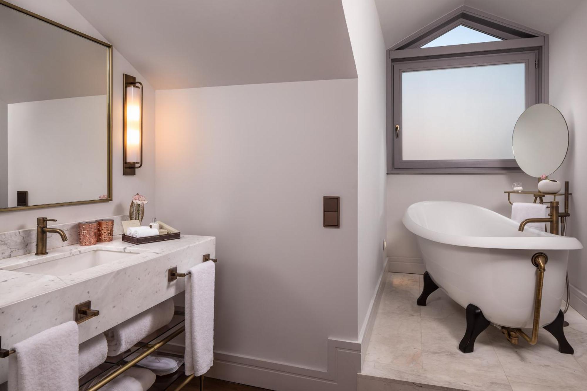 Gran Hotel Ingles - The Leading Hotels Of The World Madrid Exterior photo Bathroom